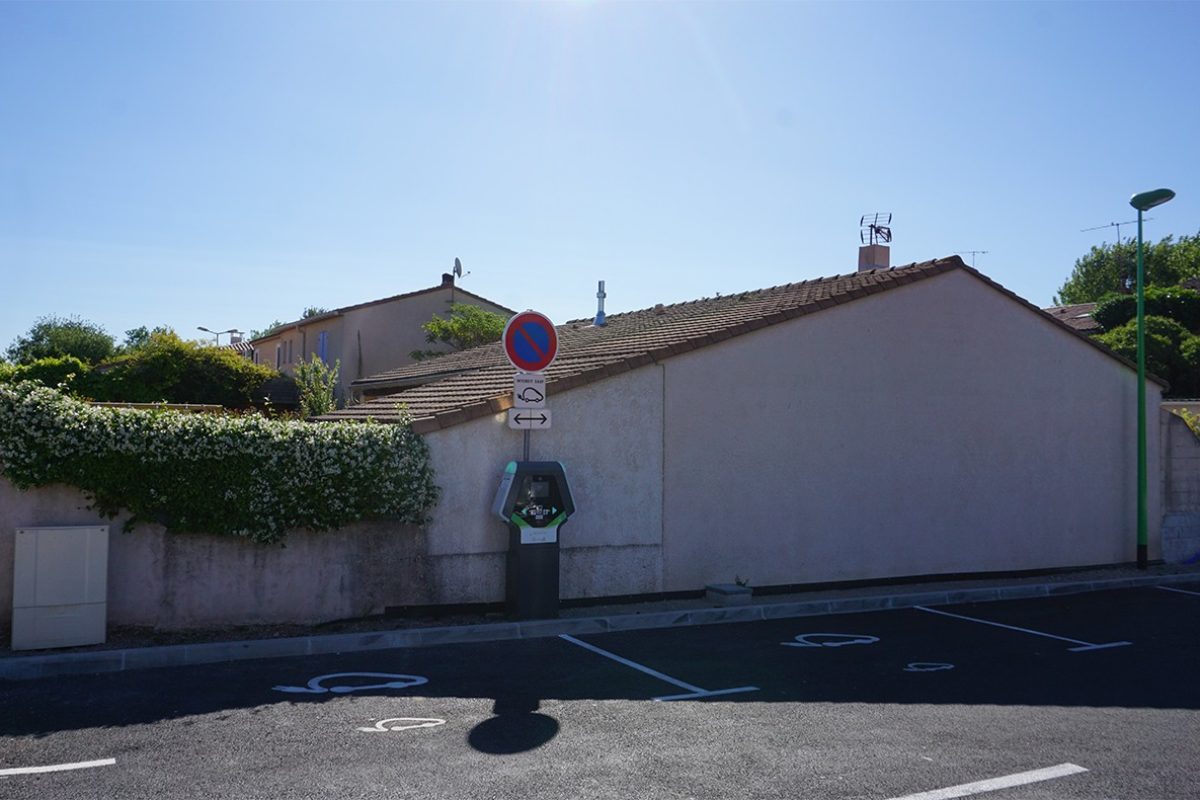 Borne de recharge pour véhicules électriques