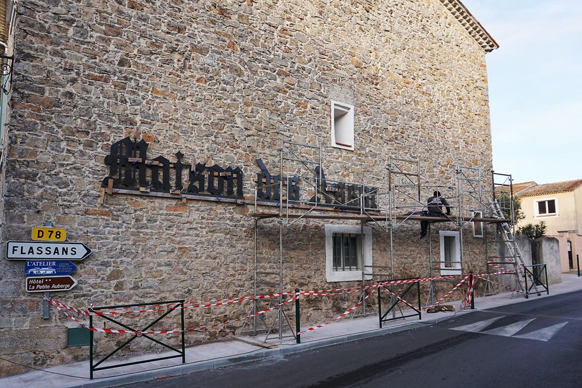 [Travaux] Installation en cours de l’enseigne de la maison des associations