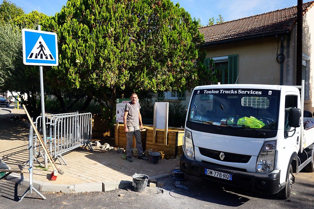 🚧✅ [Travaux] Aménagement du trottoir place des écoles