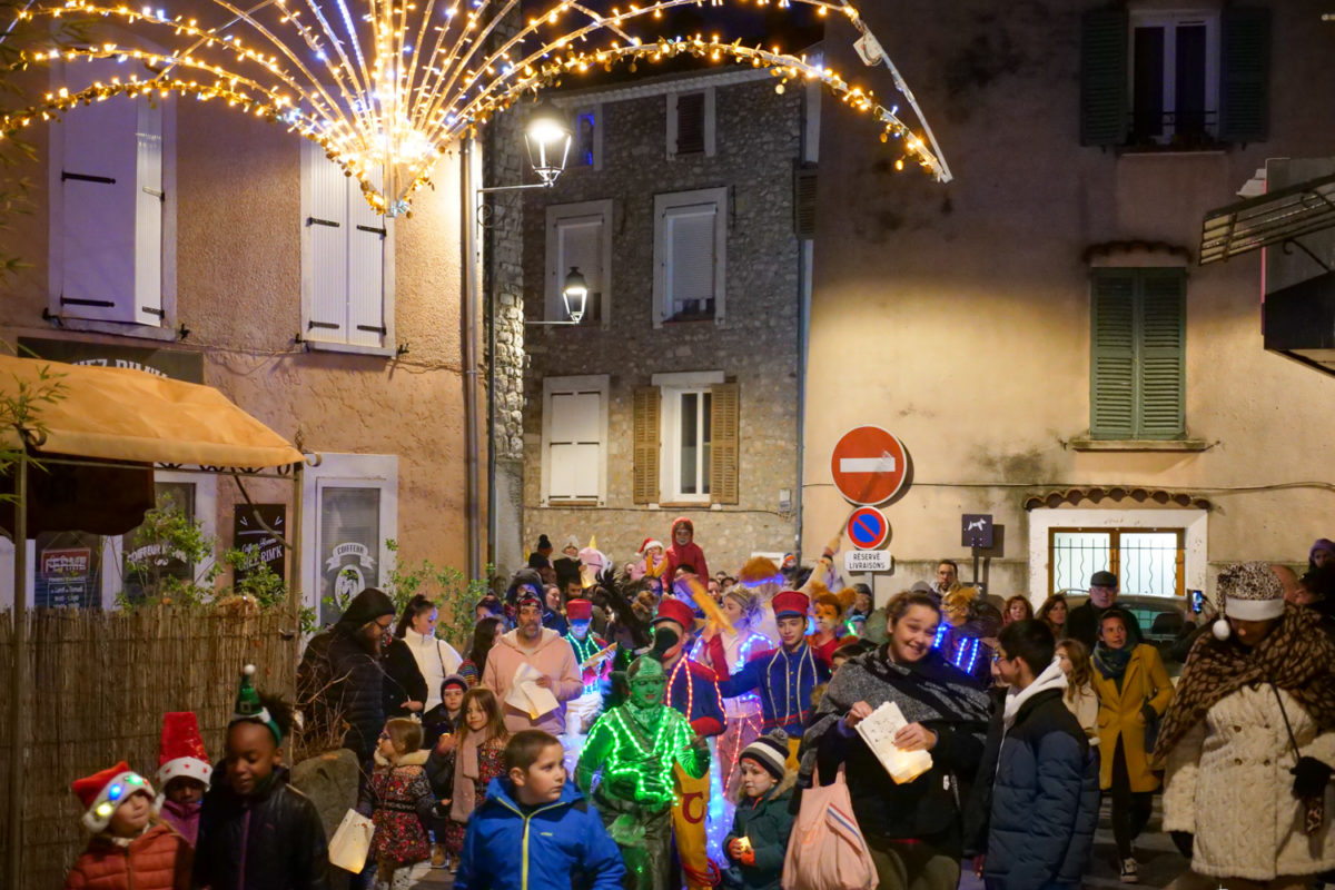 [Photos] Spectacle, parade, et balade aux lampions – Féeries de Noël 2024