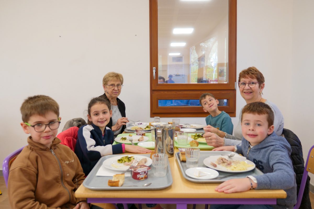 [Photos] Fête des grands-mères 2025 – Repas dans les écoles