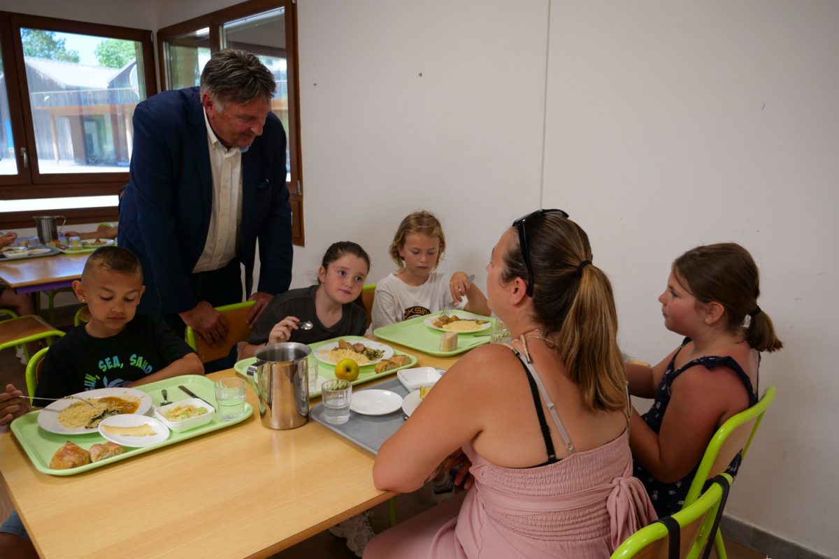 [Photos] Fête des mères 2025 – Repas dans les écoles