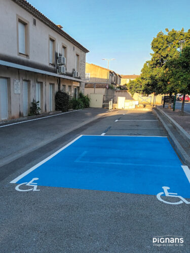 une rue avec des bâtiments sur le côté