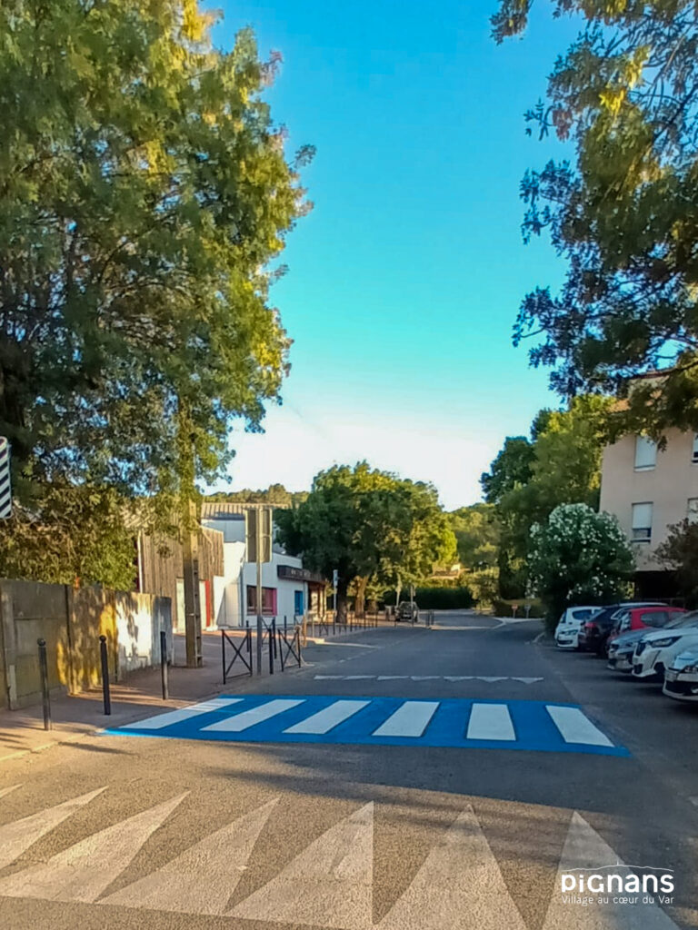 Une rue avec un policier