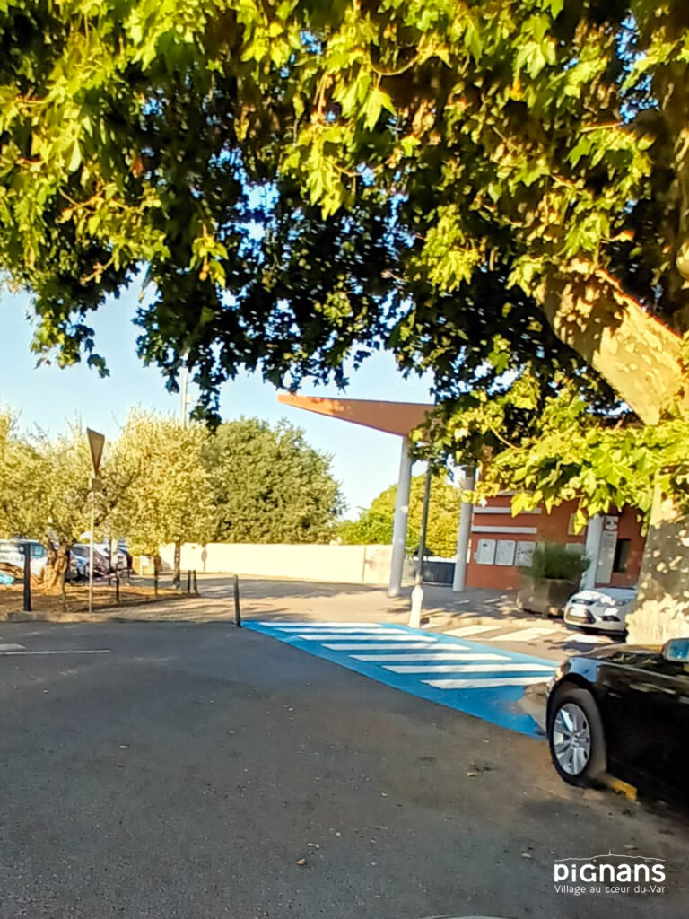 une rue avec des voitures garées sur le côté et des arbres sur le côté