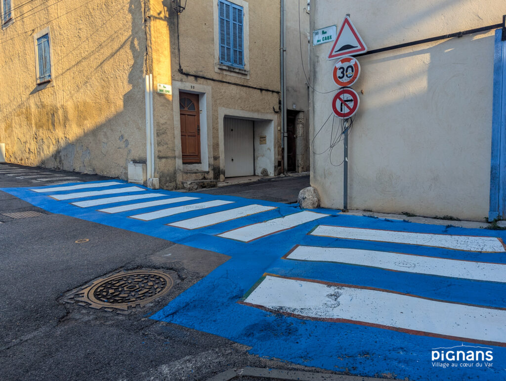 une rue avec un panneau