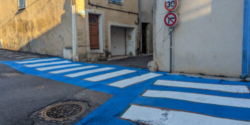 une rue avec un panneau