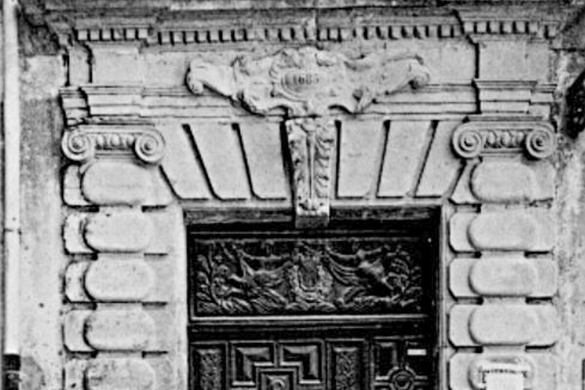 La porte de l’Hôtel de Ville en cours de restauration
