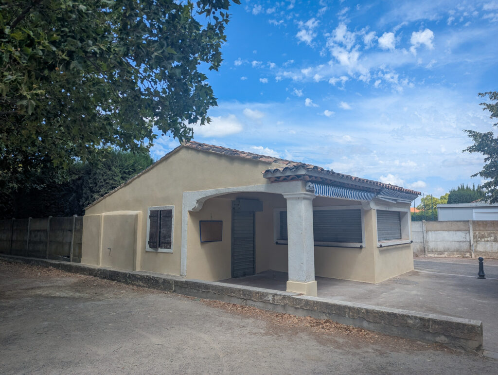 une maison avec une clôture autour