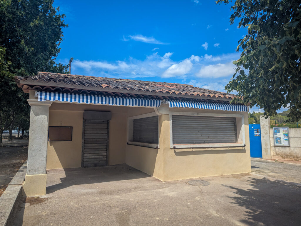 un bâtiment avec un toit