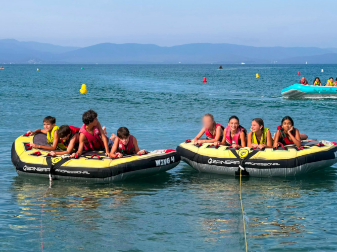 un groupe de personnes en pirogue