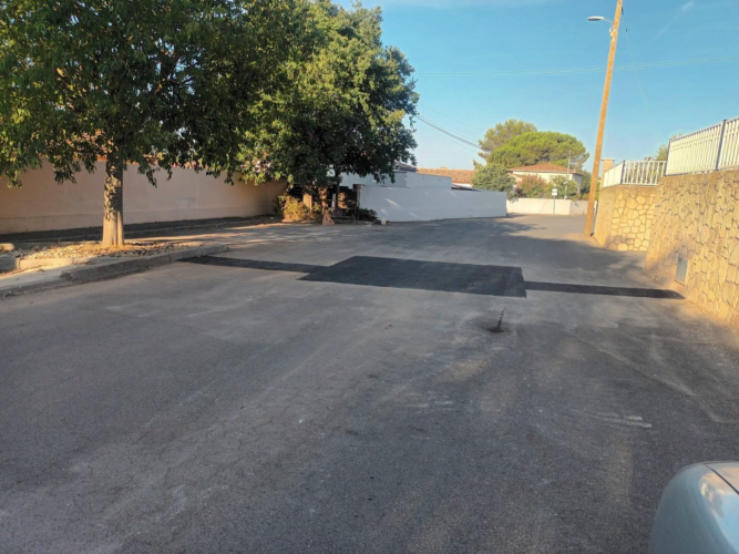 une rue avec des arbres et des bâtiments travaux chaussée