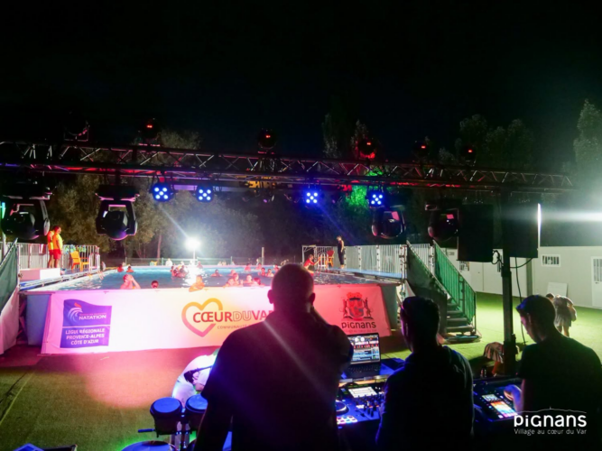 dj de dos avec la piscine de Pignans plage en fond le soir de la pool party