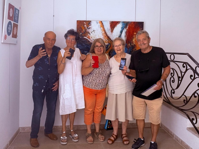 un groupe de personnes posant pour une photo