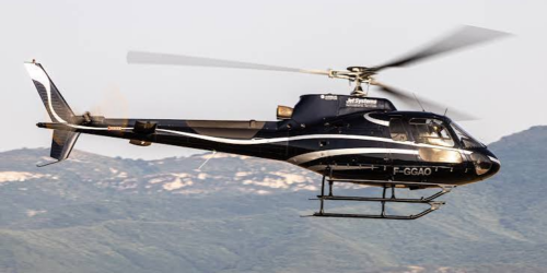 un hélicoptère dans les airs