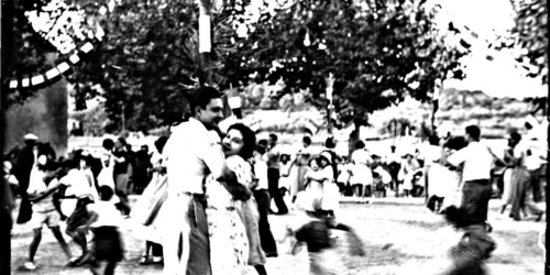photo d'archive de personnes qui dansent lors de la fête locale de Pignans