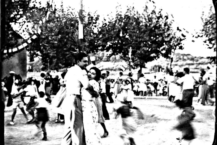 photo d'archive de personnes qui dansent lors de la fête locale de Pignans