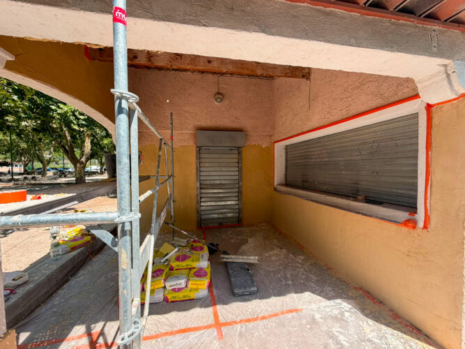 un bâtiment avec une clôture et une porte